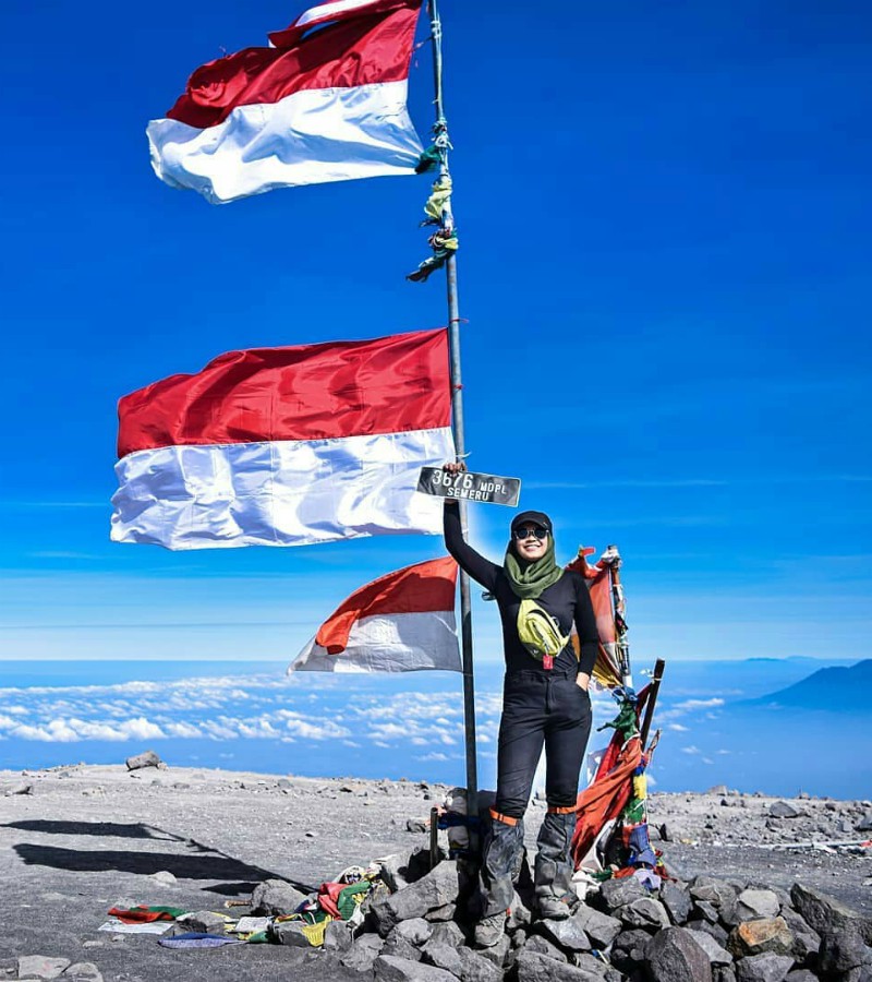 5 Puncak Gunung yang Dilarang Kibarkan Bendera Merah Putih