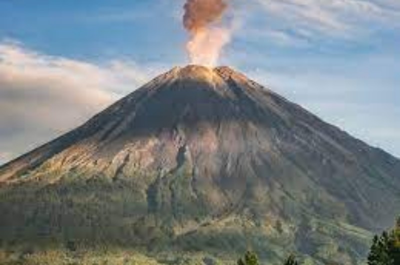Gunung Semeru: Pendakian Masih Ditutup, Meski di Medsos Beredar Kabar Sudah Dibuka