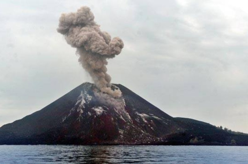 Gunung Anak Krakatau Erupsi Beruntun, Tinggi Kolom Abu 1000 Meter