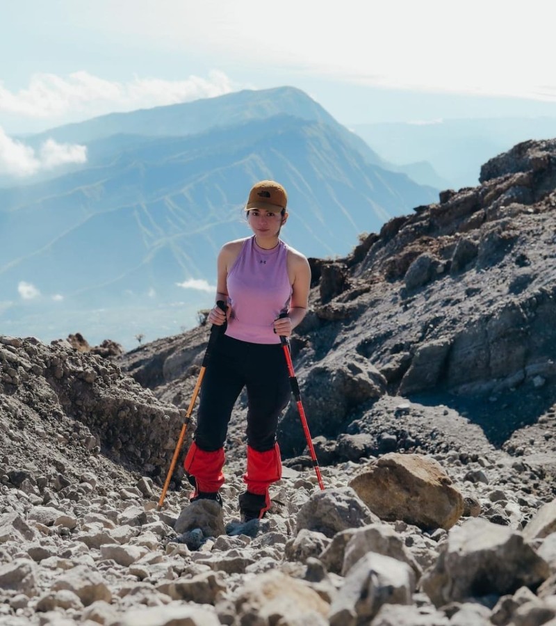 Debi Sagita: Pendaki Cantik yang Suka Travelling dan Penyuka Ketinggian
