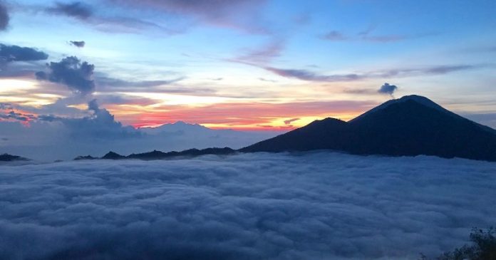 Viral: Seorang Bule Menari Telanjang Diduga di Gunung Batur, Bali