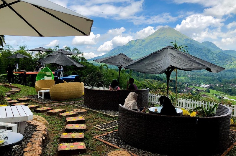 The Jungle Cafe: Tempat Kongkow Terhits Sembari Nikmatin View Gunung Penanggungan