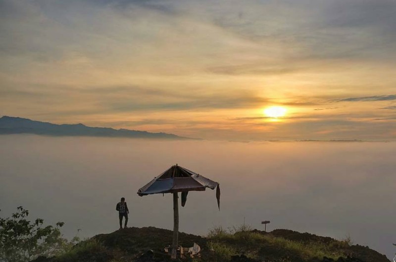 Puncak Gunung Ireng; Spot Foto Terbaik Abadikan Momen Sunrise dan Milky Way
