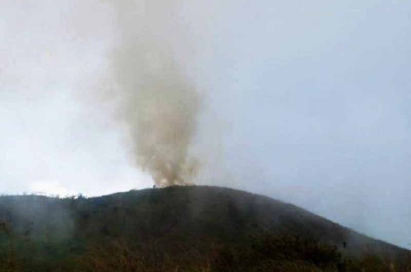 Petugas Padamkan Api Dengan Peralatan Seadanya di Gunung Penanggungan