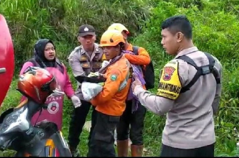 Tim SAR Evakuasi Perempuan Melahirkan di Pos 3 Jalur Pendakian Gunung Slamet