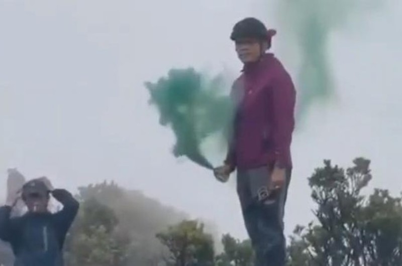 Aksi Pendaki Nyalakan Bom Asap di Puncak Gunung Gede Pangrango Viral di MedSos