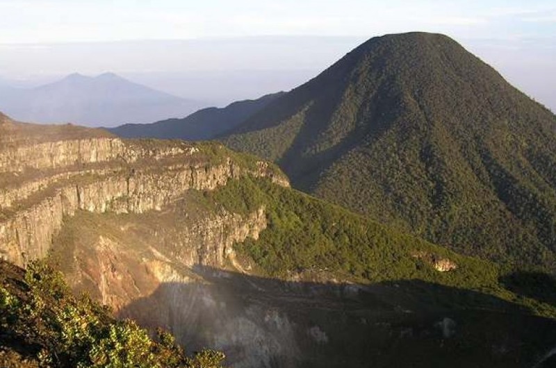Gunung Gede Pangrango: Aktivitis Lingkungan Hidup Soroti Perilaku Pendaki Pelaku Bom Asap