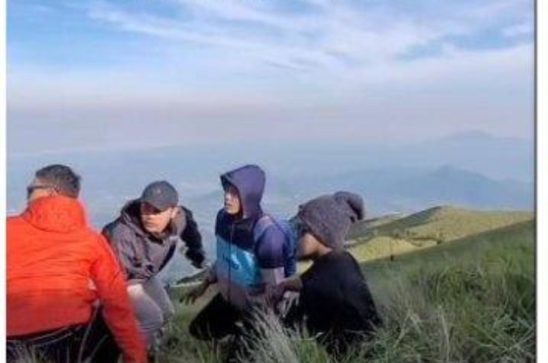 Pendaki Gunung Merbabu Rekam Erupsi Gunung Merapi: dari Panik sampai Santai Kembali